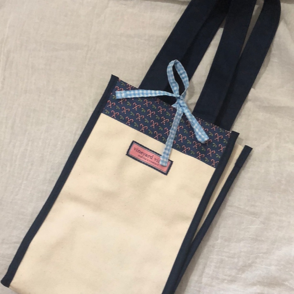 Vineyard vines Christmas wine bag